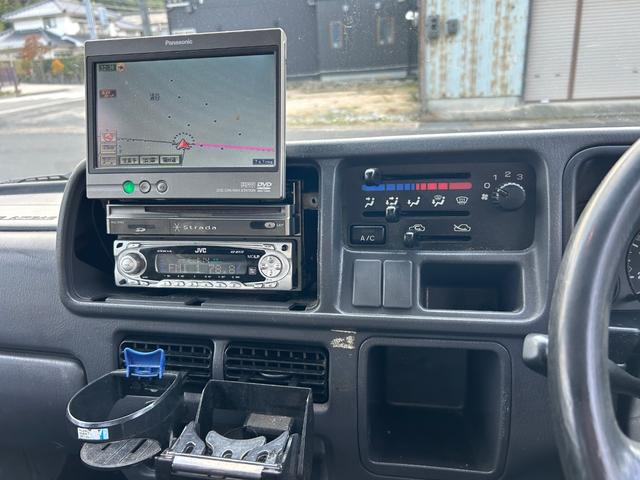 サンバートラック ＴＣ－ＳＣ　５ＭＴ　スーパーチャージャー　距離３００００キロ！　切り替え４ＷＤ　パワステ　エアコン　ＡＢＳ　エアバック　革調シートカバー（12枚目）