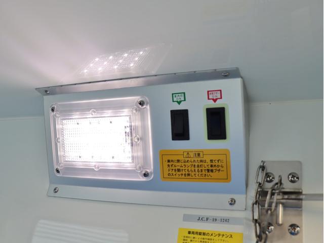 ハイゼットトラック 　４ＷＤ　ＦＲＰ中温冷凍車　（－５℃＋２０℃）　（片側スライドドア仕様）衝突被害軽減システム　デジタルインナーミラー　バックカメラ　スマートキー　フォグランプ　マニュアルエアコン　ＬＥＤヘッドランプ（36枚目）