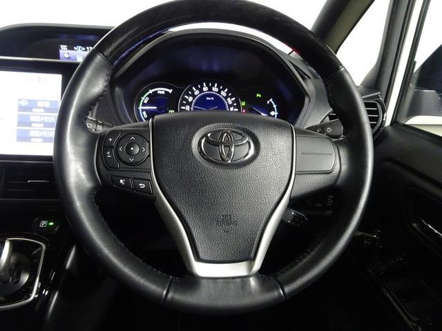 落ち着いた色遣いの運転席周り。飽きの来ないすっきりとしたデザイン。