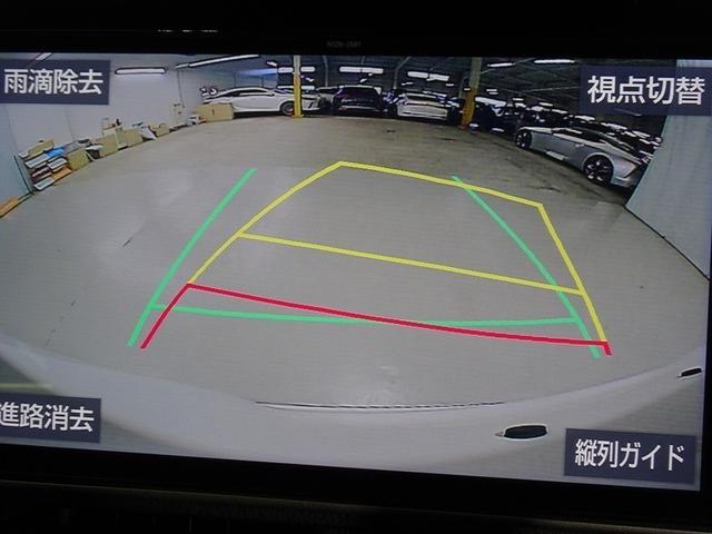 バック時の運転をサポートするバックガイドモニター付き。