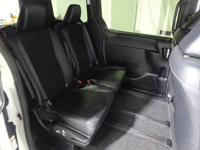 セカンドシートはキャプテンシートで足元も広く、快適空間です！