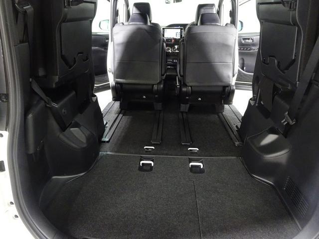 バックドアの開口が広く、荷物の積み下ろしがとても楽です。リヤシートを跳ね上げれば、さらに大容量のラゲージスペースに！