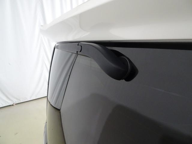 雨中の後方視界も、よりクリアに！リヤワイパー付き。