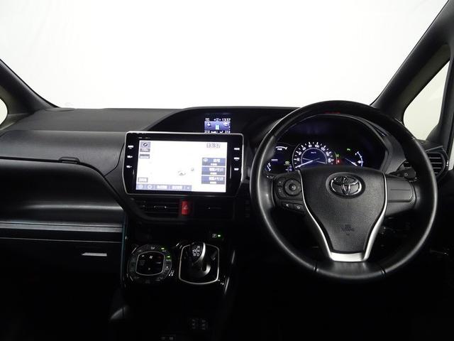 しっかりまとまった感のあるインパネ。各操作スイッチなども使いやすい位置に配置されています。