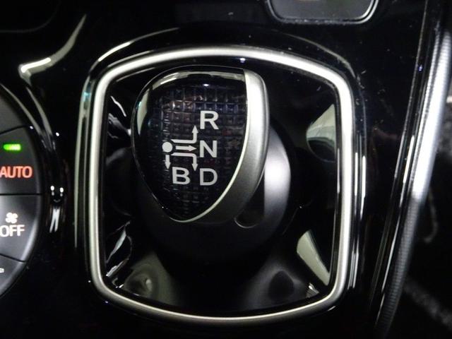 シフトレバーは指先ひとつで操作できるエレクトロシフトマチックです。