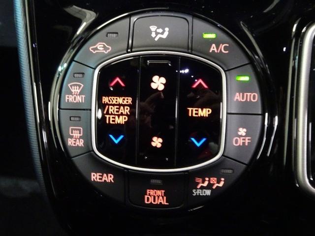 運転席側・助手席側それぞれに温度設定ができる、風量自動調整のオートエアコンを装備！