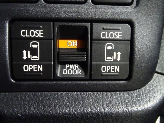 狭いスペースでも乗り降り楽々！お子様に安全な挟み込み防止機能付き！両側パワースライドドアの開閉スイッチ。