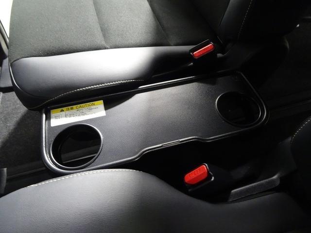 カップホルダー付きサイドテーブル。格納すると、サードシートへのウォークスルーも出来ます。