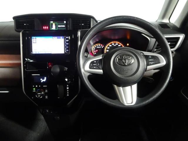 落ち着いた色遣いの運転席周り。飽きの来ないすっきりとしたデザイン。