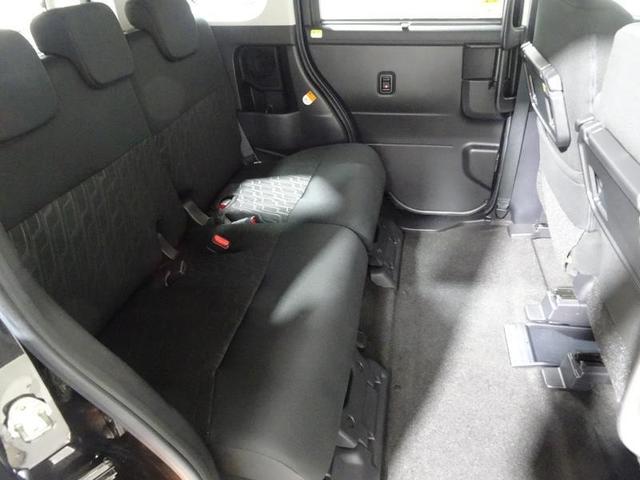 後部座席も足元スペースはしっかり確保されて、ゆとりの広さ。
