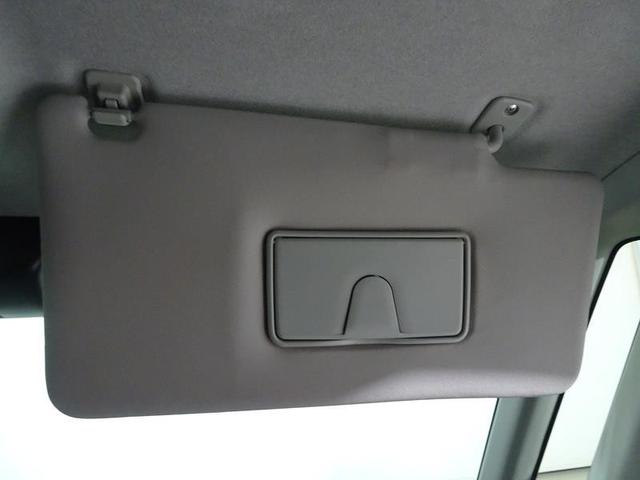 運転席サンバイザーは、便利なバニティミラー付き。