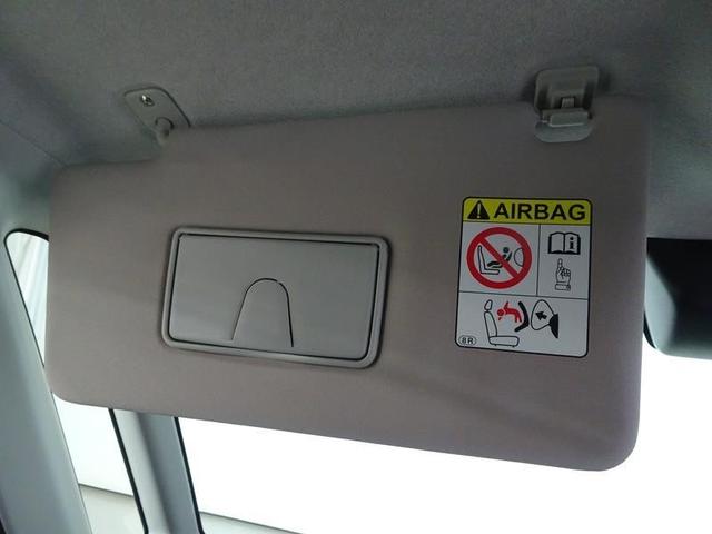 助手席サンバイザーも、同じくバニティミラー付き。