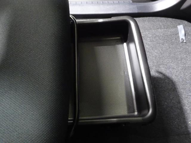 助手席シート下のとても便利な収納トレイ。