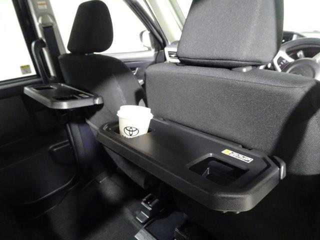 使い勝手の良いカップホルダー付シートバックテーブル。