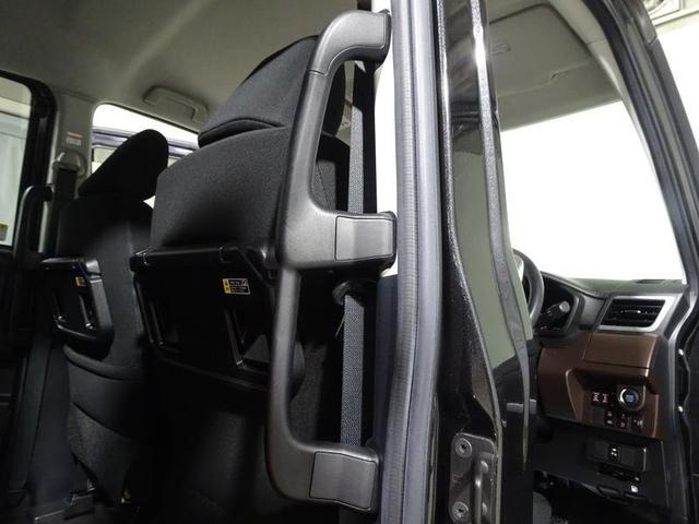 小さなお子様からお年寄りの方まで、大型のアシストグリップが支えます。