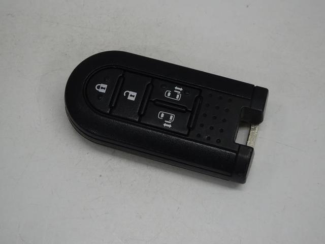 スマートキーをポケットやバッグに入れて持っているだけで、ボタン一つでドアロックの開閉ができます。荷物が多い時には大変便利です。