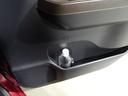 運転席ドアのドリンクホルダーと小物入れです。