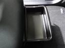 助手席シート下のとても便利な収納トレイ。