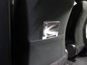 雑誌など収納しやすいシートバックポケット。