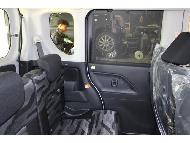 タント ファンクロス　禁煙車　届け出済未使用車　９ディスプレイオーディオ　パノラマカメラ　衝突被害軽減ブレーキ　両側自動ドア　撥水加工シート　前席左右シートヒーター　ロールサンシェイド＆シートバックテーブル　ＬＥＤライト（16枚目）