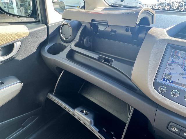 フィットシャトルハイブリッド ハイブリッド・ナビプレミアムセレクション☆HID☆試乗OK☆ 純正HDDナビ☆バックカメラ☆スマートキー☆HIDオートライト☆ハーフレザーシート☆クルーズコントロール☆オートエアコン☆ビルトインETC☆電動格納ミラー☆横滑り防止装置☆走行5.3万K☆試乗OK(17枚目)