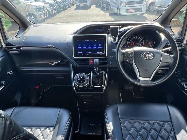 ヴォクシー ZS 煌III☆純正9インチナビ☆両側パワスラ☆試乗OK☆ 4WD☆純正9インチナビ☆フリップダウンモニター☆バックカメラ☆両側パワースライドドア☆革調シートカバー☆車高調☆LEDライト☆セーフティセンス☆スマートキー☆アイドリングストップ☆ETC☆試乗OK(3枚目)