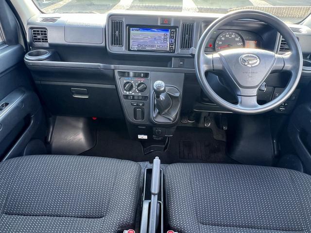 ハイゼットカーゴ クルーズターボＳＡＩＩＩ☆切替４ＷＤ☆キーレス☆試乗ＯＫ☆　切替４ＷＤ☆５速マニュアル☆スマートアシスト３☆純正メモリーナビ☆キーレス☆ＬＥＤオートライト☆ＬＥＤフォグ☆エコアイドル☆ヘッドシェルフ☆電格ミラー☆オートハイビーム☆ライトレベライザー☆試乗ＯＫ（3枚目）