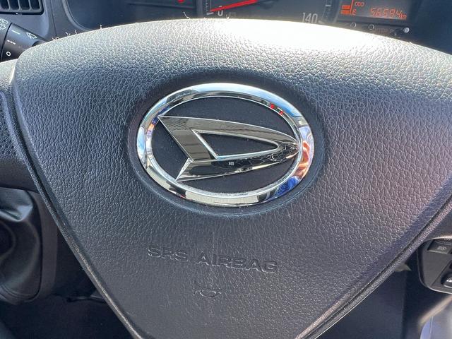 ハイゼットカーゴ クルーズターボＳＡＩＩＩ☆切替４ＷＤ☆キーレス☆試乗ＯＫ☆　切替４ＷＤ☆５速マニュアル☆スマートアシスト３☆純正メモリーナビ☆キーレス☆ＬＥＤオートライト☆ＬＥＤフォグ☆エコアイドル☆ヘッドシェルフ☆電格ミラー☆オートハイビーム☆ライトレベライザー☆試乗ＯＫ（6枚目）