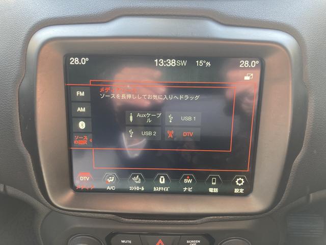 ジープ・レネゲード リミテッド　ＥＴＣ　バックカメラ　クリアランスソナー　オートクルーズコントロール　パワーシート　衝突被害軽減システム　ナビ　ＴＶ　オートライト　アルミホイール　スマートキー　アイドリングストップ　シートヒーター（5枚目）