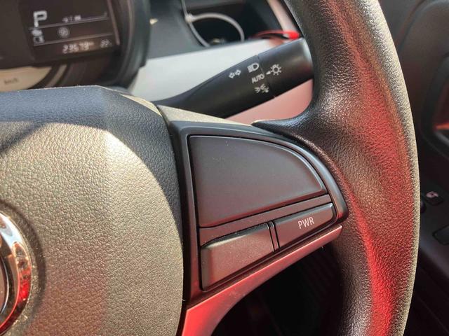 ハンドルにも目立つ傷や擦れは御座いません。目線を大きくそらすことなくボタンの操作を行うことができます。