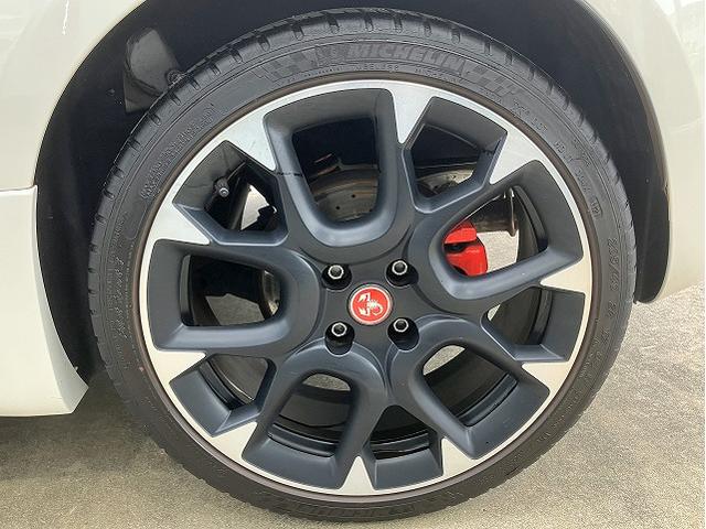 アバルト595 コンペティツィオーネ ABARTロゴ入Sabalt製革&アルカンターラコンビシート アルカンターラ貼メーターフード ツインデュアルマフラー Bremboレッドブレーキキャリパー KONI製FSDショックアブソーバー(7枚目)