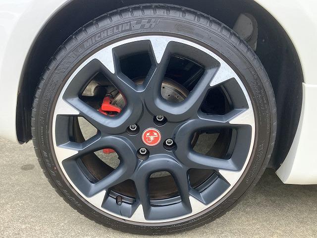 アバルト595 コンペティツィオーネ ABARTロゴ入Sabalt製革&アルカンターラコンビシート アルカンターラ貼メーターフード ツインデュアルマフラー Bremboレッドブレーキキャリパー KONI製FSDショックアブソーバー(26枚目)