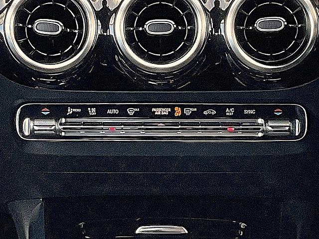 Ｂクラス Ｂ１８０　ＡＭＧライン　レーダーセーフティＰＫＧ　ナビゲーションＰＫＧ　アダプティブハイビームアシスト　ドライブアウェイアシスト　リアクロストラッフィクアラート　トラフィックサインアシスト　アクティブレーンチェンジアシスト（10枚目）