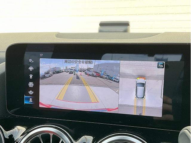 ■苦手な人が多い駐車場での車庫入れや狭い道でも大丈夫です／クルマの前後左右にカメラを設置してモニターで表示してくれるため、運転席から見えにくい場所を映し出してドライブをサポートします！