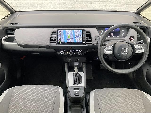 フィット ｅ：ＨＥＶネス　ホンダセンシング　衝突軽減ブレーキ　アダプティブクルーズコントロール　誤発進後方誤発進抑制機能　車線維持支援システム　路外逸脱制御機能　近距離衝突軽減ブレーキ　オートハイビーム　標識認識機能（4枚目）