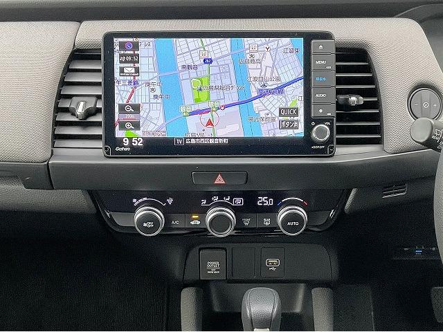 フィット ｅ：ＨＥＶネス　ホンダセンシング　衝突軽減ブレーキ　アダプティブクルーズコントロール　誤発進後方誤発進抑制機能　車線維持支援システム　路外逸脱制御機能　近距離衝突軽減ブレーキ　オートハイビーム　標識認識機能（5枚目）