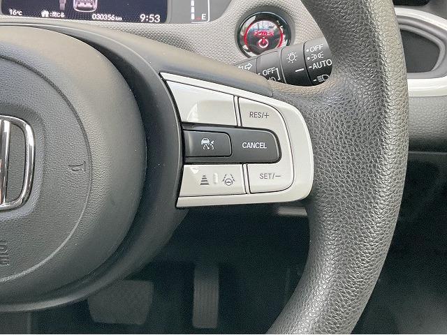 フィット ｅ：ＨＥＶネス　ホンダセンシング　衝突軽減ブレーキ　アダプティブクルーズコントロール　誤発進後方誤発進抑制機能　車線維持支援システム　路外逸脱制御機能　近距離衝突軽減ブレーキ　オートハイビーム　標識認識機能（30枚目）