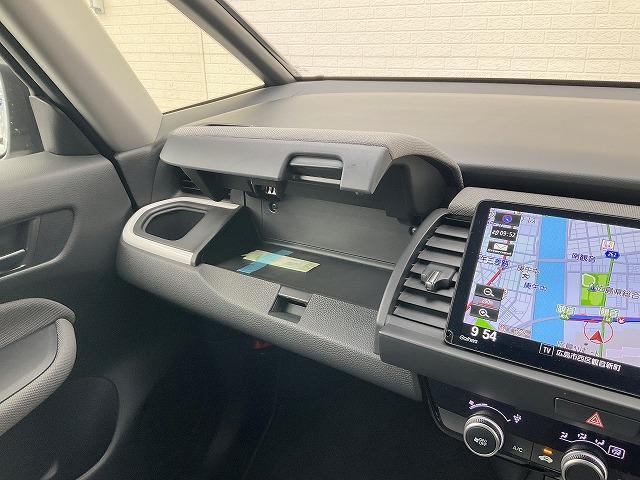 フィット ｅ：ＨＥＶネス　ホンダセンシング　衝突軽減ブレーキ　アダプティブクルーズコントロール　誤発進後方誤発進抑制機能　車線維持支援システム　路外逸脱制御機能　近距離衝突軽減ブレーキ　オートハイビーム　標識認識機能（33枚目）