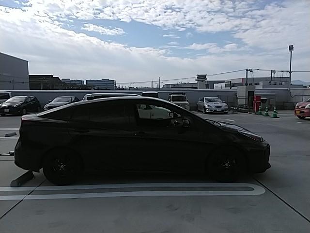 プリウス Sツーリングセレクション・ブラックエディション 特別限定仕様車 フルセグ付ナビ 専用17アルミホイール クラッチオ製ブラックレザー調シートカバー ドライブレコーダー ラゲッジトレイ ETC バックカメラ スマートキー シートヒーター(17枚目)