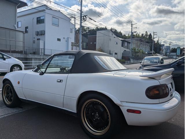 ユーノスロードスター スペシャルパッケージ　５速ミッション／テイン車高調／社外タコ足／社外ＬＳＤ／レカロシート／社外ハンドル／社外１６インチＡＷ／社外メーター／ドラレコ／ＧＴミラー（5枚目）