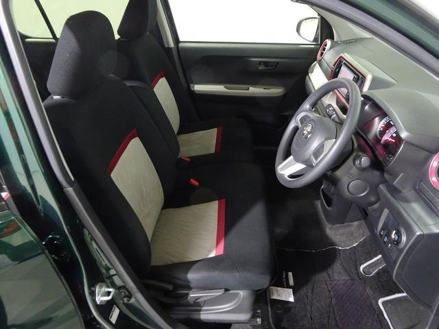 フロントシートはベンチシートで、助手席への移動も楽々。