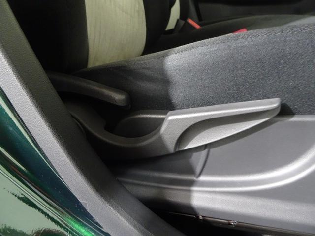 運転席シートは上下アジャスター付きで、最適のドライビングポジションに合わせやすくなっています。