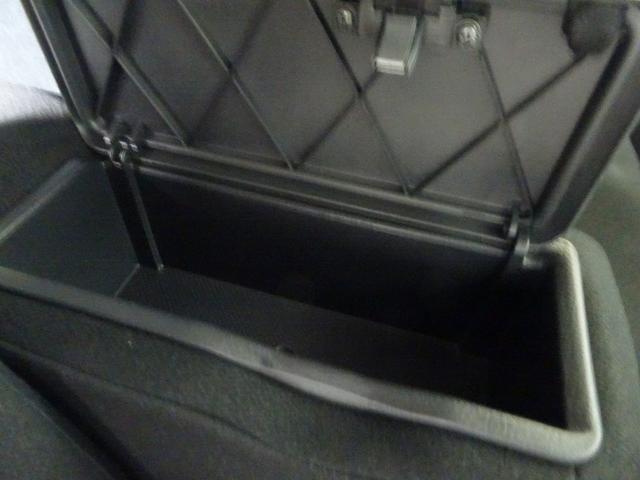 センターアームレストは便利な収納ボックス付き。