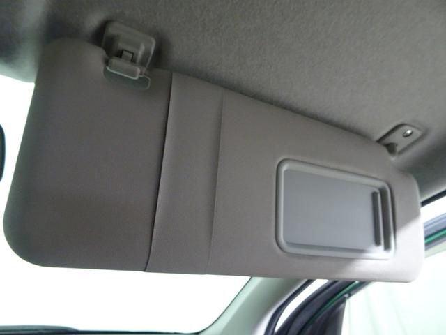 運転席サンバイザーは、便利なバニティミラー付き。