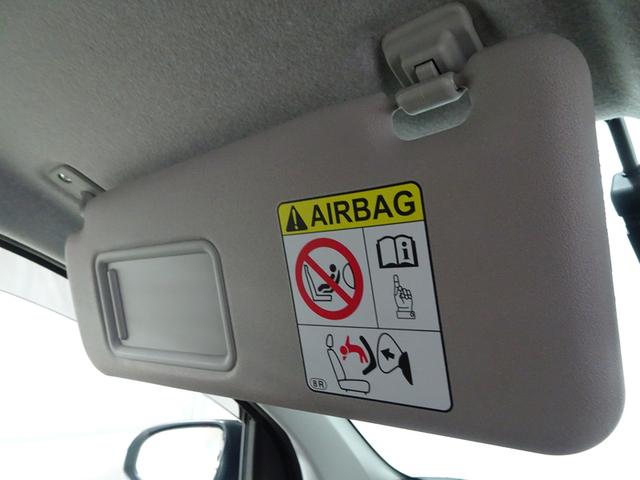 助手席サンバイザーも、同じくバニティミラー付き。