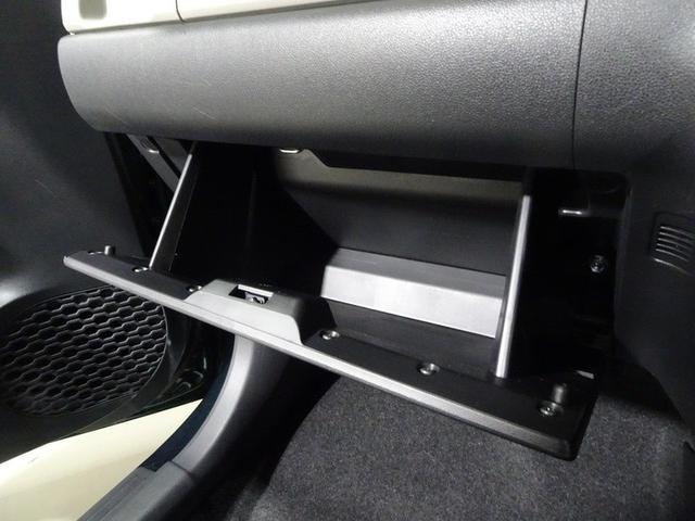 助手席前の大型のグローブボックス。ついつい何でも入れてしまいます。