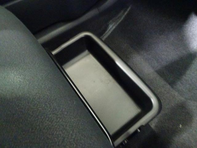 靴などを入れておくのに便利な助手席シート下の収納トレイ。