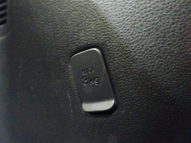 ショッピングバッグなどを掛けるのに便利な買い物フック付き。