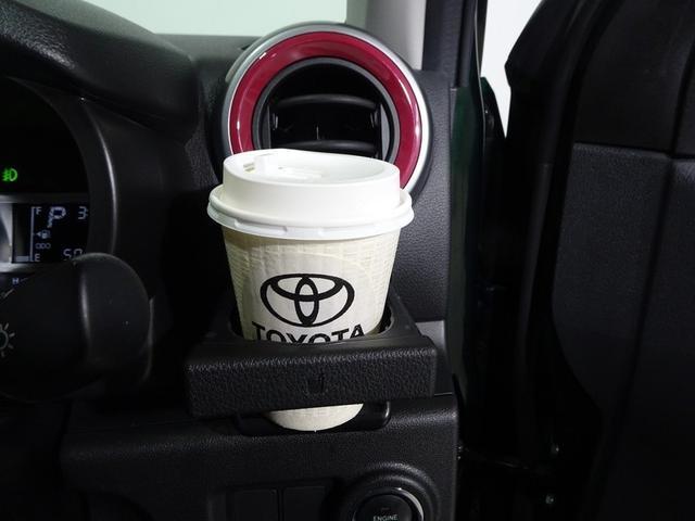 運転席からすぐに手が届くカップホルダーです。