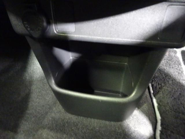 深さもあって使いやすいセンターロアボックス。